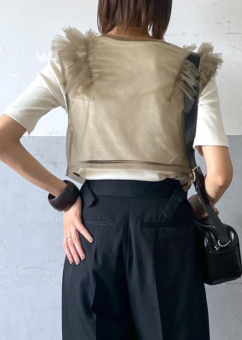 「ゴールドネックレス、スラックスパンツ、チュール、フリル、ウェッジソール、夏コーデ、お出かけコーデ、女子会コーデ、レイヤード、ADAM ET ROPÉ、ナチュラル、イエベ秋、混合、高身長、トップス」|「ADAM ET ROPE'の【LES BIJOUX】ニュアンスマンテルネックレス(ネックレス、ゴールド系)」を使った、KIKUCHIさん(レディース・167cm)の夏コーディネートの6枚目の写真
