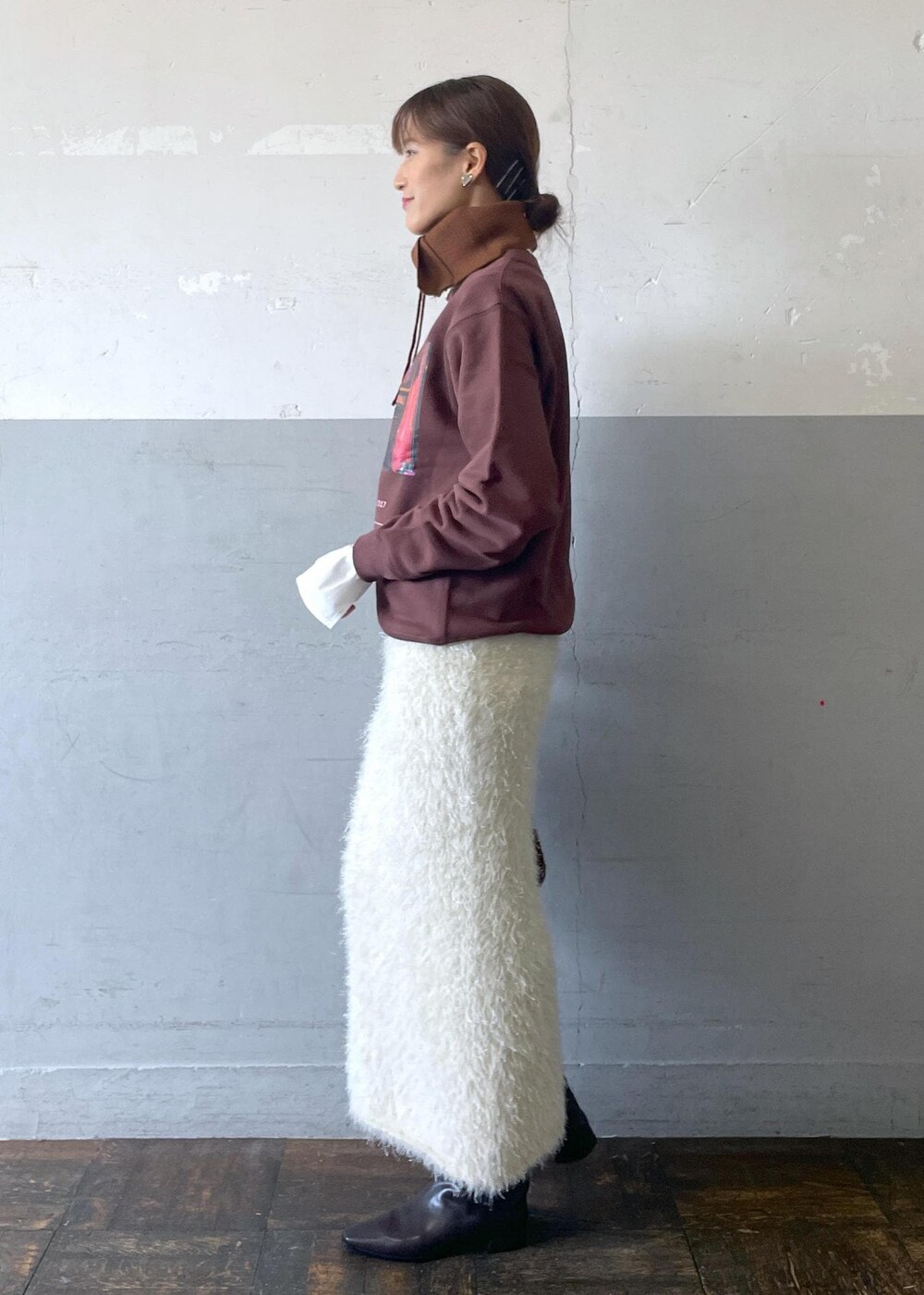 「ウェス・アンダーソンすぎる風景展 in 渋谷、JANE SMITH、ジェーンスミス、ネックウォーマー、ACOC、アコーク、ミニトート、ADAM ET ROPÉ、FEMME、高身長、骨格ストレート、イエベ、大人カジュアル、レイヤード、冬」｜「ADAM ET ROPE'のナロースクエアフラットロングブーツ（ブーツ、ブラウン系）」を使った、KIKUCHIさん（レディース・167cm）の秋コーディネートの2枚目の写真