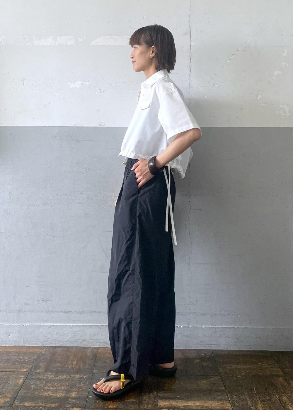「24SS夏の新作、TAW&TOE、トーアンドトー、キャミソール、ナイロンパンツ、ショルダーバッグ、メッシュ、シャツブラウス、ADAM ET ROPÉ、FEMME、高身長、骨格ナチュラル、イエベ、カジュアル、大人カジュアル」|「ADAM ET ROPE'のカップ付きリブニットキャミソール(キャミソール、ブルー系)」を使った、KIKUCHIさん(レディース・167cm)の春コーディネートの3枚目の写真