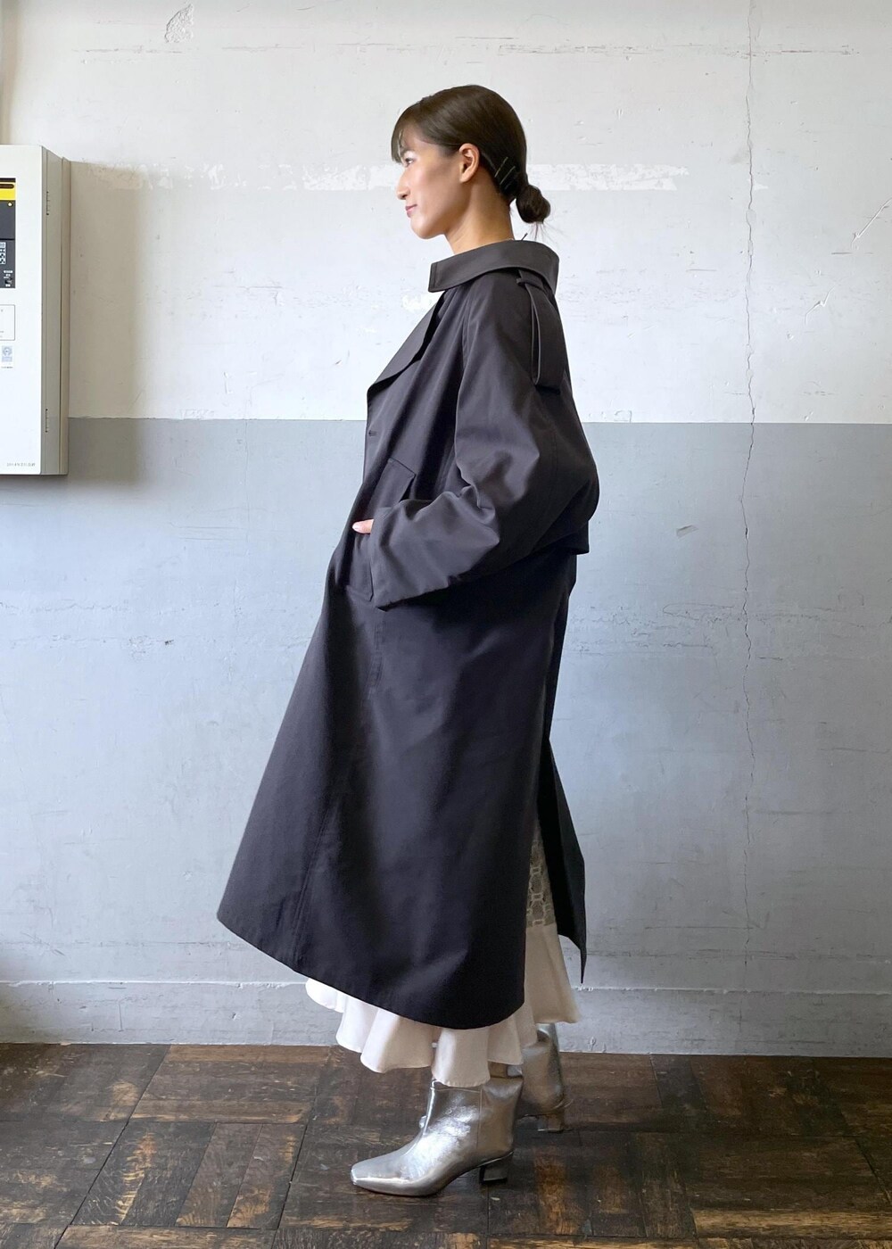 「ショルダーバッグ、シルバーブーツ、ロングブーツ、バングル、シルバーネックレス、レース、タンクトップ、ADAM ET ROPÉ、FEMME、高身長、骨格ナチュラル、イエベ、カジュアル、大人カジュアル、レイヤード」|「ADAM ET ROPE'のドルマンオーバートレンチコート(トレンチコート、ブラック系)」を使った、KIKUCHIさん(レディース・167cm)の秋コーディネートの3枚目の写真
