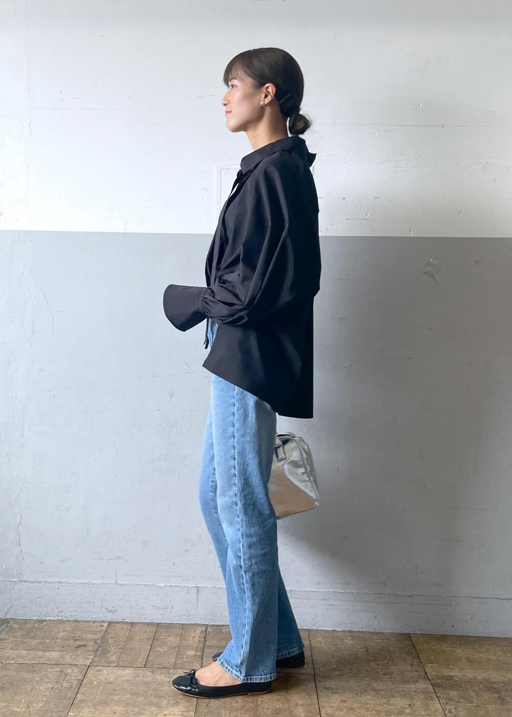 「ROLLA’S、ローラスデニム、ブラック、ショルダーバッグ、トートバッグ、デニム、バレエシューズ、ADAM ET ROPÉ、FEMME、高身長、骨格ナチュラル、イエベ、きれいめカジュアル、秋、秋コーデ」｜「ADAM ET ROPE'のメタリックバレエ（バレエシューズ、ブラック系）」を使った、KIKUCHIさん（レディース・167cm）の秋コーディネートの5枚目の写真