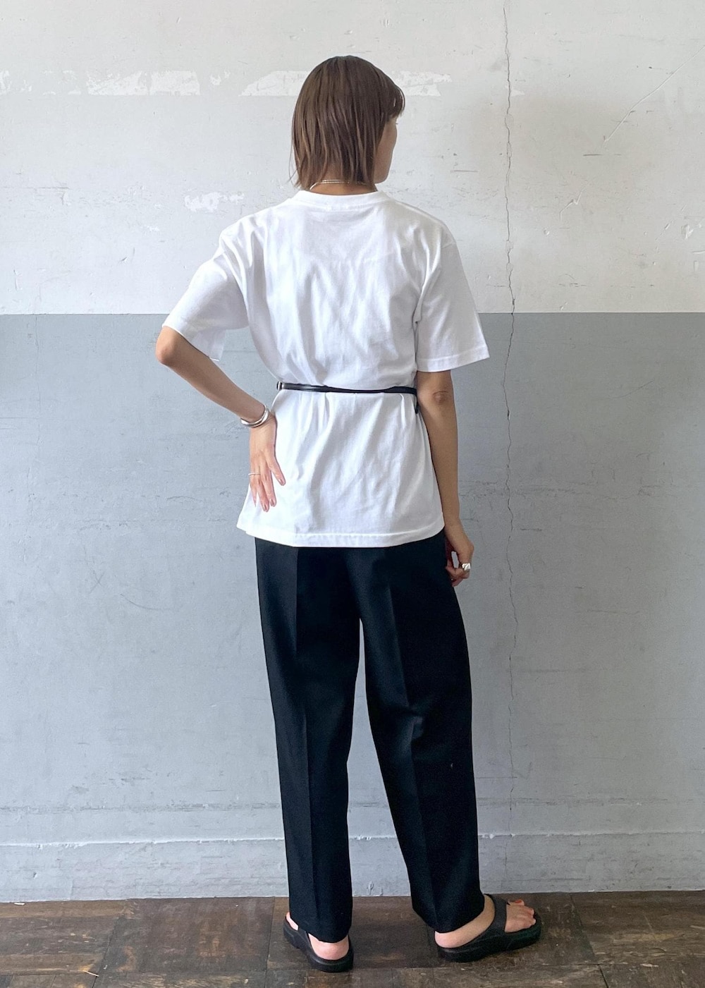 「オアシス、oasis、プリントT、PAES、ペイズ、リカバリーサンダル、ベルト、バングル、Tシャツ、夏コーデ、お出かけコーデ、大人カジュアル、パンツスタイル、体型カバー、カジュアルコーデ」｜「ADAM ET ROPE'のウェービーバングル（バングル/リストバンド、シルバー系）」を使った、KIKUCHIさん（レディース・167cm）の夏コーディネートの4枚目の写真