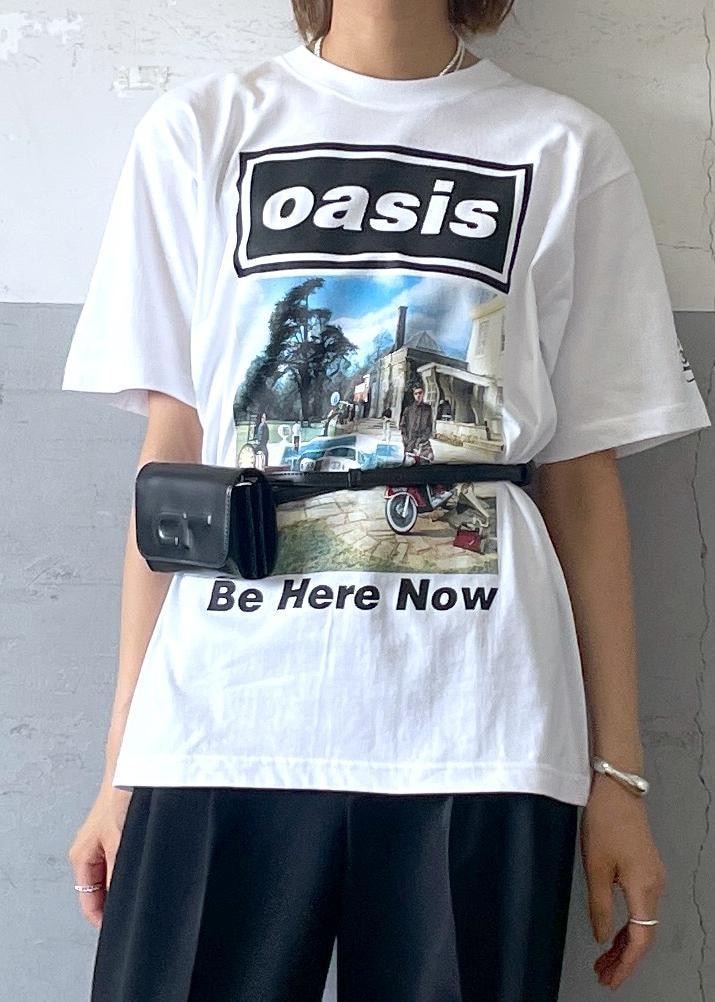 「オアシス、oasis、プリントT、PAES、ペイズ、リカバリーサンダル、ベルト、バングル、Tシャツ、夏コーデ、お出かけコーデ、大人カジュアル、パンツスタイル、体型カバー、カジュアルコーデ」｜「ADAM ET ROPE'のウェービーバングル（バングル/リストバンド、シルバー系）」を使った、KIKUCHIさん（レディース・167cm）の夏コーディネートの5枚目の写真