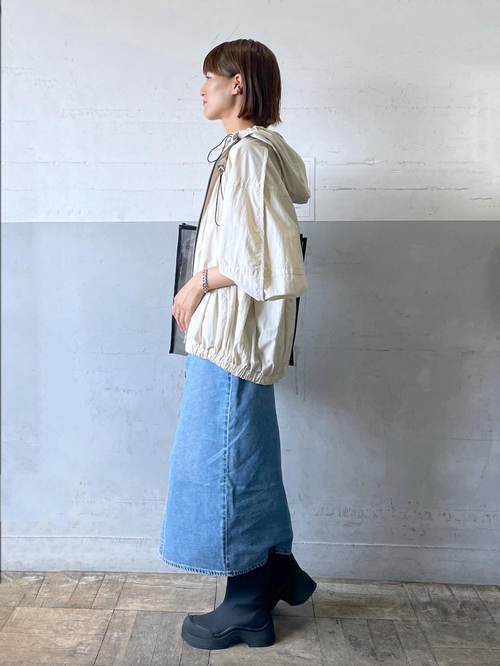 「KNOWHOW jewelry、ノウハウジュエリー、イヤーカフ、チェーンネックレス、TanC TOKYO、タンクトウキョウ、タンクトップ、リブ、ブーツ、レインブーツ、レインパーカー、rolla’s、ローラスデニム、デニムスカート、24SS夏の新作」|「ADAM ET ROPE'のコネクトチェーンネックレス(ネックレス、シルバー系)」を使った、KIKUCHIさん(レディース・167cm)の夏コーディネートの2枚目の写真
