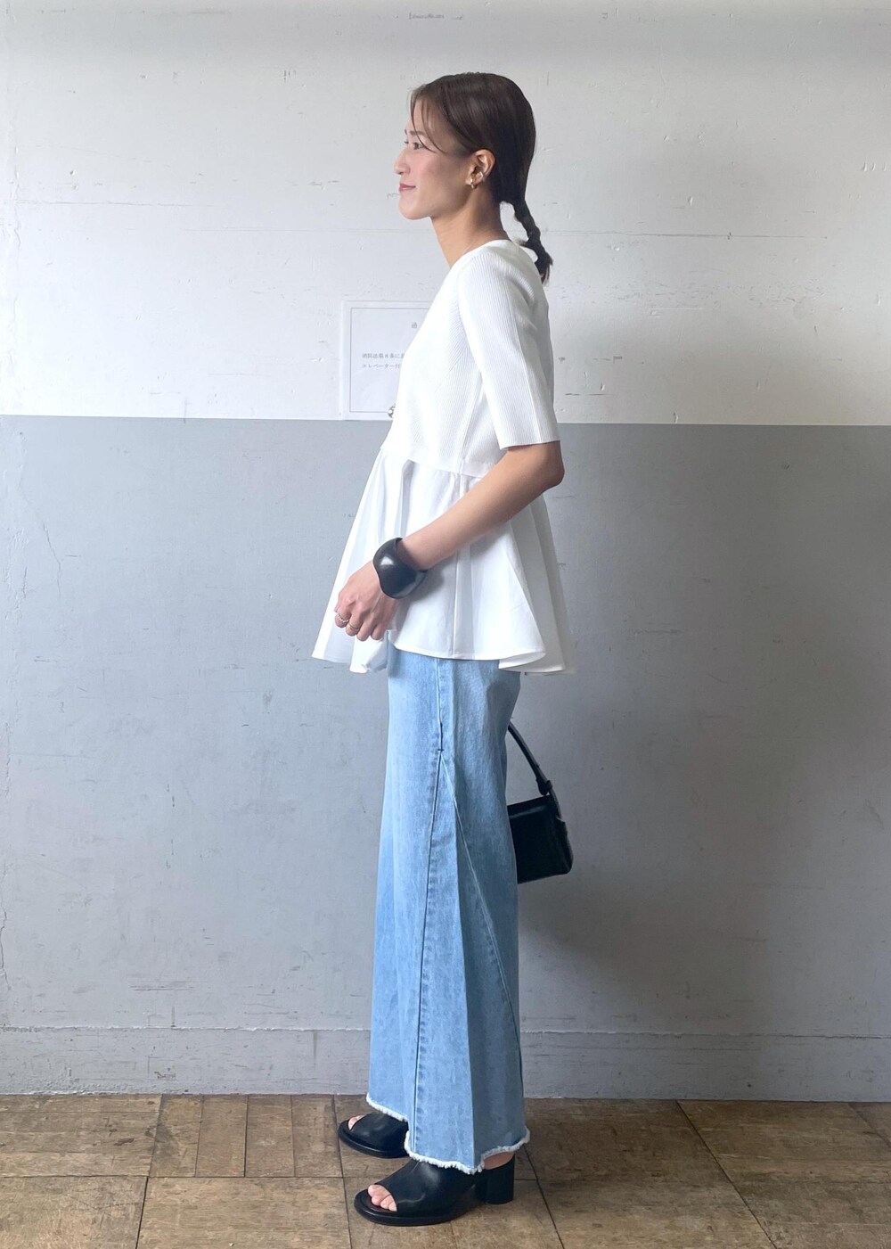 「healthy denim、ヘルシーデニム、春コーデ、お出かけコーデ、大人カジュアル、パンツスタイル、シンプルコーデ、きれいめコーデ、ADAM ET ROPÉ、ナチュラル、イエベ秋、混合、高身長、トップス、ニット/セーター」|「ADAM ET ROPE'のボックスミニショルダーバッグ(ハンドバッグ、ブラック系)」を使った、KIKUCHIさん(レディース・167cm)の春コーディネートの2枚目の写真