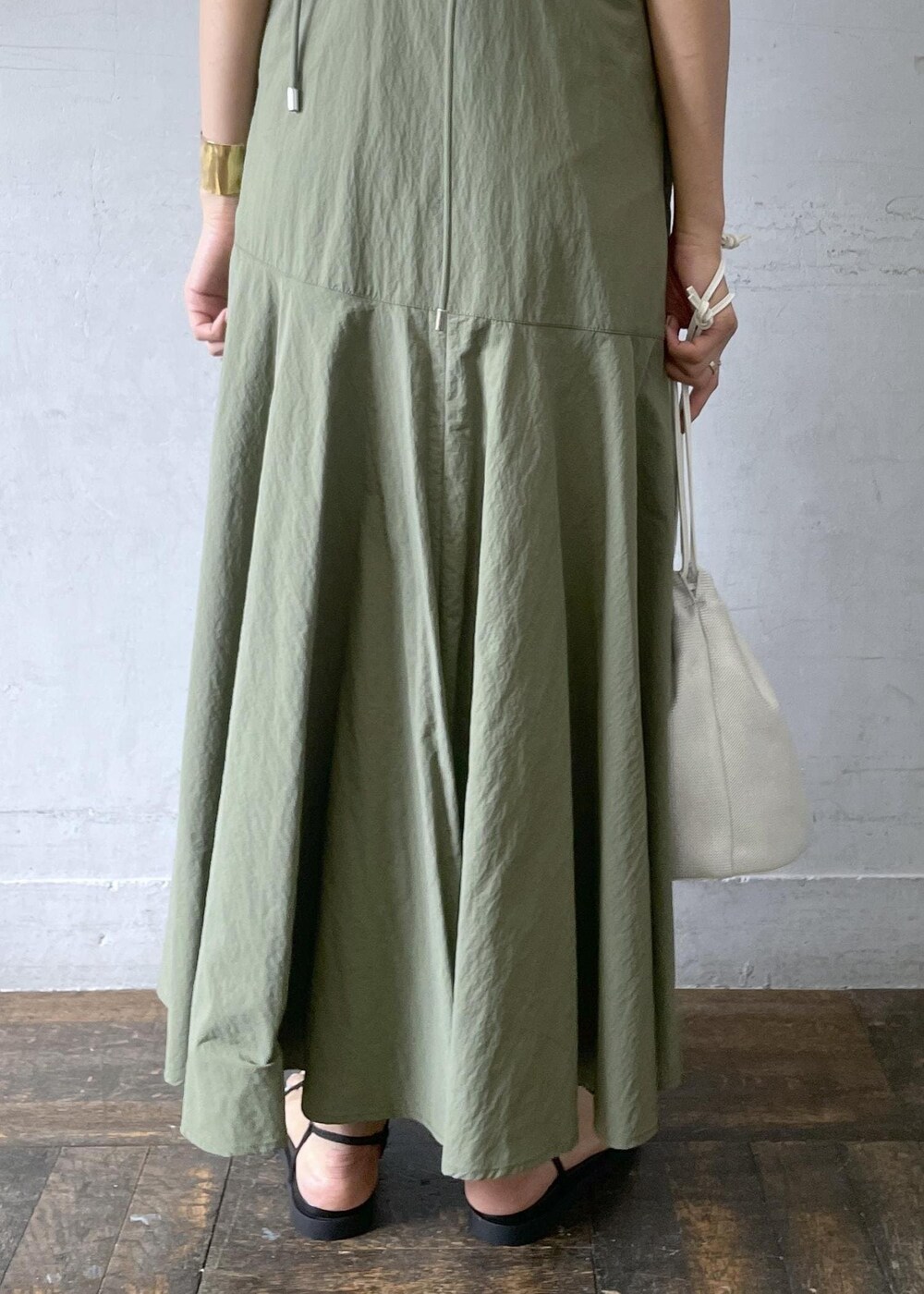 「パール、ノースリーブニット、キャミワンピース、メッシュ、巾着バッグ、ADAM ET ROPÉ、FEMME、高身長、骨格ナチュラル、イエベ、きれいめ、きれいめカジュアル、カジュアル、大人カジュアル、レイヤード」|「ADAM ET ROPE'のナロークロスストラップスポサン(サンダル、ブラック系)」を使った、KIKUCHIさん(レディース・167cm)の春コーディネートの8枚目の写真