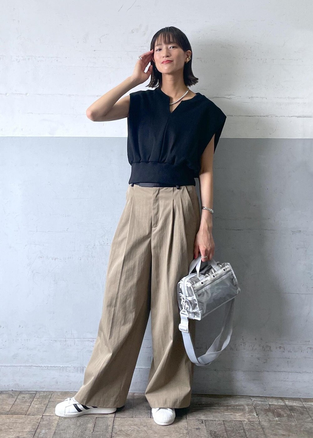 「24SS夏の新作、adidas、アディダス、LESPORTSAC、レスポートサック、スウェット、プルオーバー、ADAM ET ROPÉ、FEMME、高身長、骨格ナチュラル、イエベ、カジュアル、大人カジュアル、夏」｜「ADAM ET ROPE'のバイカラーベルトドレスパンツ（スラックス、グリーン系）」を使った、KIKUCHIさん（レディース・167cm）の春コーディネートの2枚目の写真