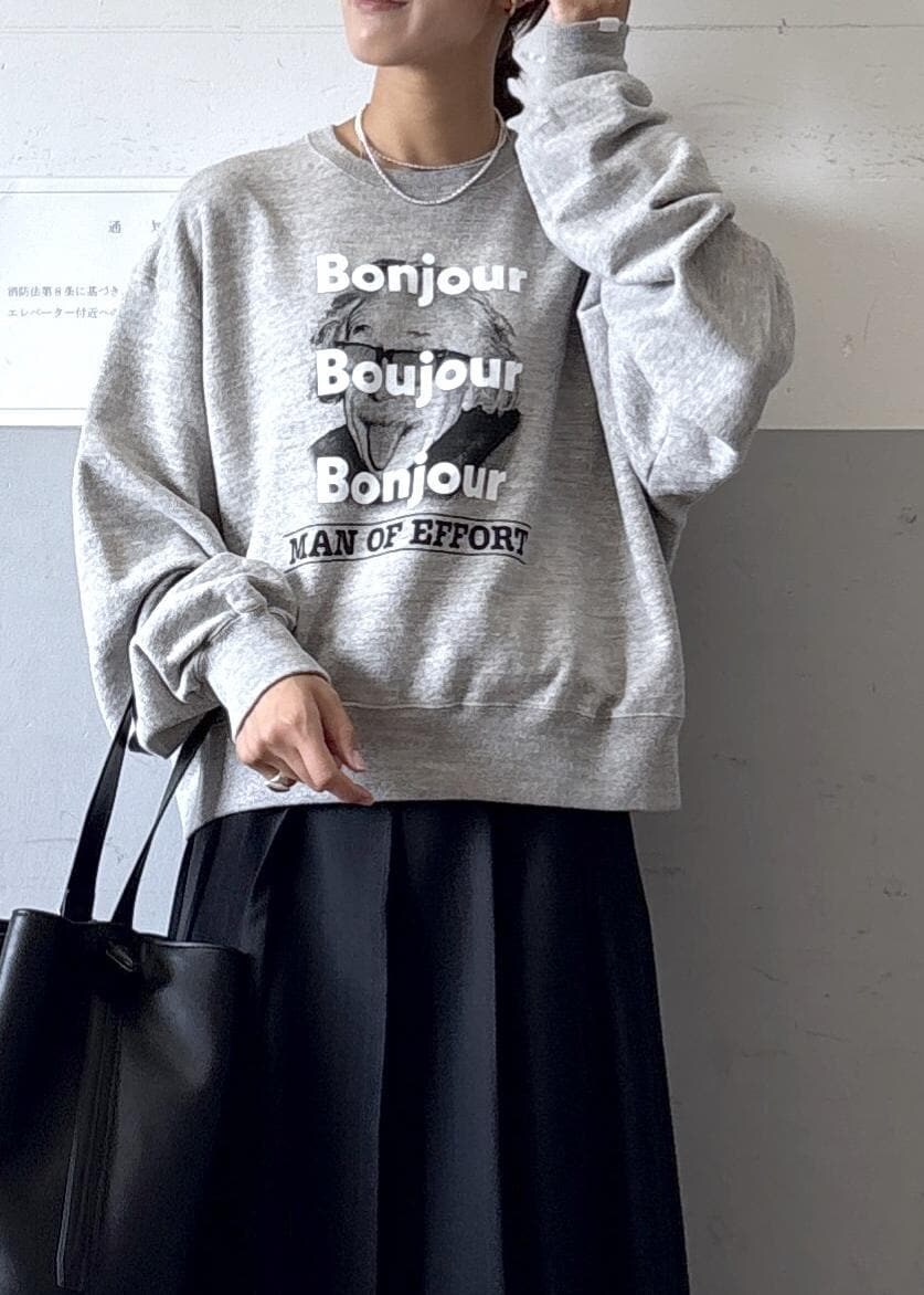 ブラック系のショルダーバッグ、ブラック系のブーツ、ブラック系のスカートを着用したレディースの秋コーディネートの4枚目の写真