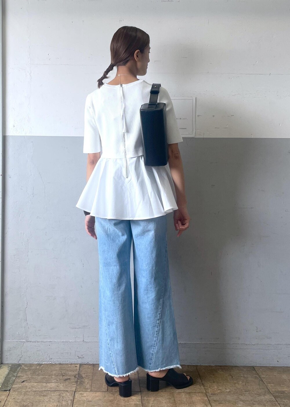 「healthy denim、ヘルシーデニム、春コーデ、お出かけコーデ、大人カジュアル、パンツスタイル、シンプルコーデ、きれいめコーデ、ADAM ET ROPÉ、ナチュラル、イエベ秋、混合、高身長、トップス、ニット/セーター」|「ADAM ET ROPE'のボックスミニショルダーバッグ(ハンドバッグ、ブラック系)」を使った、KIKUCHIさん(レディース・167cm)の春コーディネートの3枚目の写真