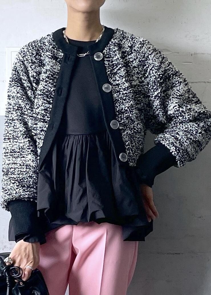 ブラック系のカーディガン/ボレロ、ブラック系のTシャツ/カットソー、ブラック系のショルダーバッグを着用したレディースの冬コーディネートの4枚目の写真