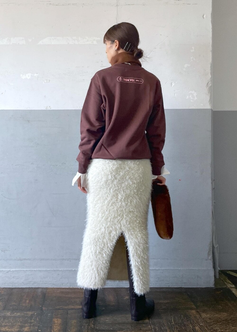 「ウェス・アンダーソンすぎる風景展 in 渋谷、JANE SMITH、ジェーンスミス、ネックウォーマー、ACOC、アコーク、ミニトート、ADAM ET ROPÉ、FEMME、高身長、骨格ストレート、イエベ、大人カジュアル、レイヤード、冬」｜「ADAM ET ROPE'のナロースクエアフラットロングブーツ（ブーツ、ブラウン系）」を使った、KIKUCHIさん（レディース・167cm）の秋コーディネートの3枚目の写真