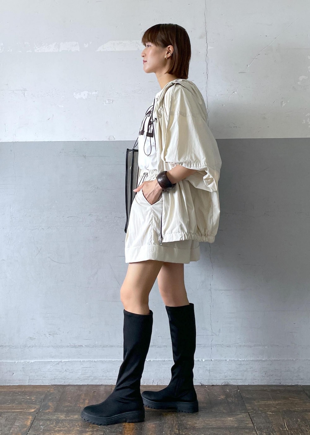 「レミレリーフ、REMI RELIEF、レインブーツ、レイン、24SS夏の新作、撥水加工、トートバッグ、セットアップ、Tシャツ、ショートパンツ、膝上丈、ADAM ET ROPÉ、FEMME、高身長、骨格ナチュラル」|「ADAM ET ROPE'のウォータープルーフソックスロングブーツ(ブーツ、ブラック系)」を使った、KIKUCHIさん(レディース・167cm)の夏コーディネートの2枚目の写真