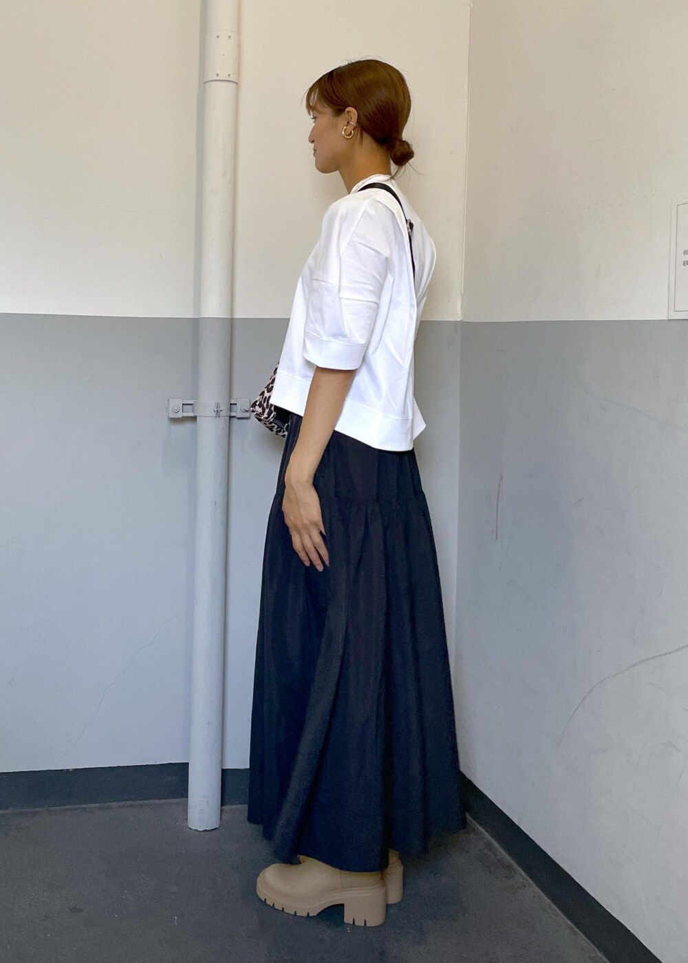 「フレアスカート、HAI、ハイ、パールネックレス、レオパード、ショルダーバッグ、GANNI、ガニー、ADAM ET ROPÉ、FEMME、高身長、骨格ナチュラル、イエベ、カジュアル、大人カジュアル」｜「ADAM ET ROPE'の【HAI】BETTY NECKLACE（ネックレス、ホワイト系）」を使った、KIKUCHIさん（レディース・167cm）の夏コーディネートの2枚目の写真