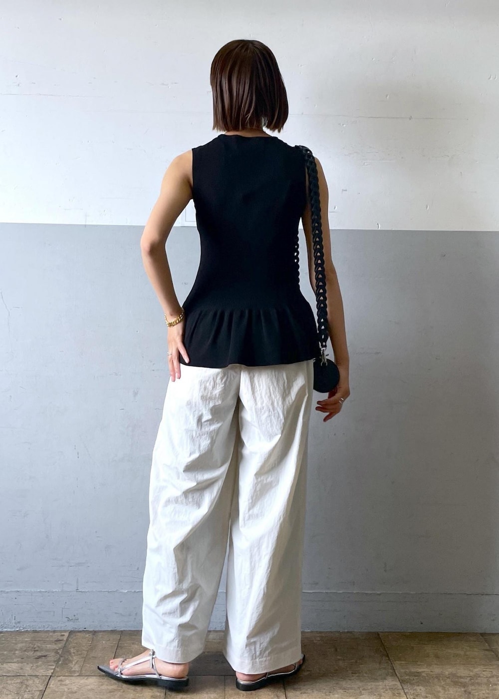 「KNOWHOW jewelry、ノウハウジュエリー、24SS夏の新作、デザインTOPS、ゴールドネックレス、ゴールドブレスレット、クリアバッグ、UVカット、撥水加工、ペプラム、ADAM ET ROPÉ、FEMME、高身長、骨格ナチュラル、イエベ」|「ADAM ET ROPE'のナローフラットサンダル(サンダル、シルバー系)」を使った、KIKUCHIさん(レディース・167cm)の夏コーディネートの3枚目の写真