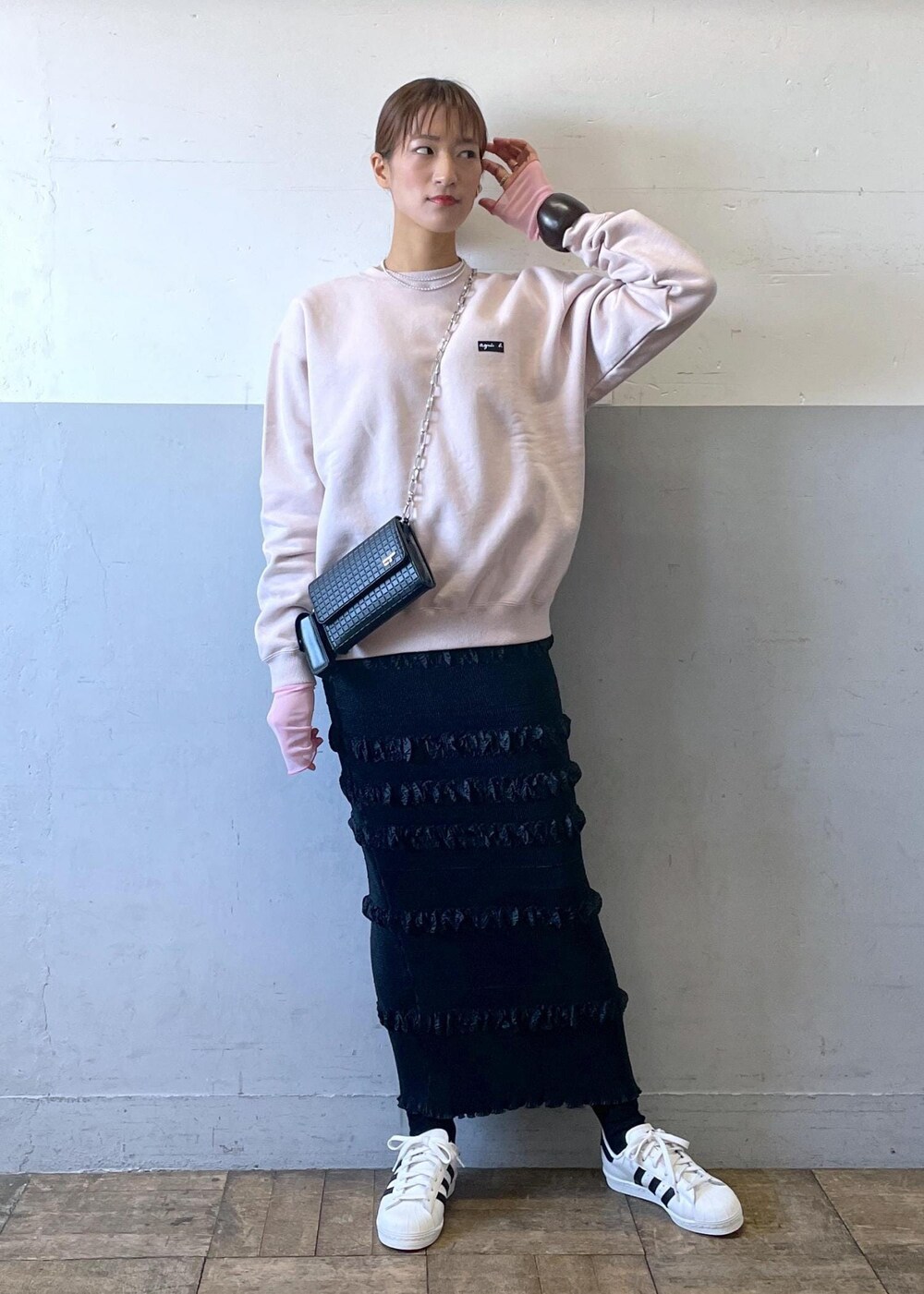「24SS春の新作、インナー、adidas、アディダス、プリーツ、マドレーヌプリーツ、SUPERSTAR、アニエスベー、agnes b、ピンク、タイトスカート、タイト、ブラック、ショルダーバッグ、チェーンバッグ」｜「ADAM ET ROPE'の【セットアップ対応】マドレーヌプリーツスカート（スカート、ブラック系）」を使った、KIKUCHIさん（レディース・167cm）の冬コーディネートの2枚目の写真
