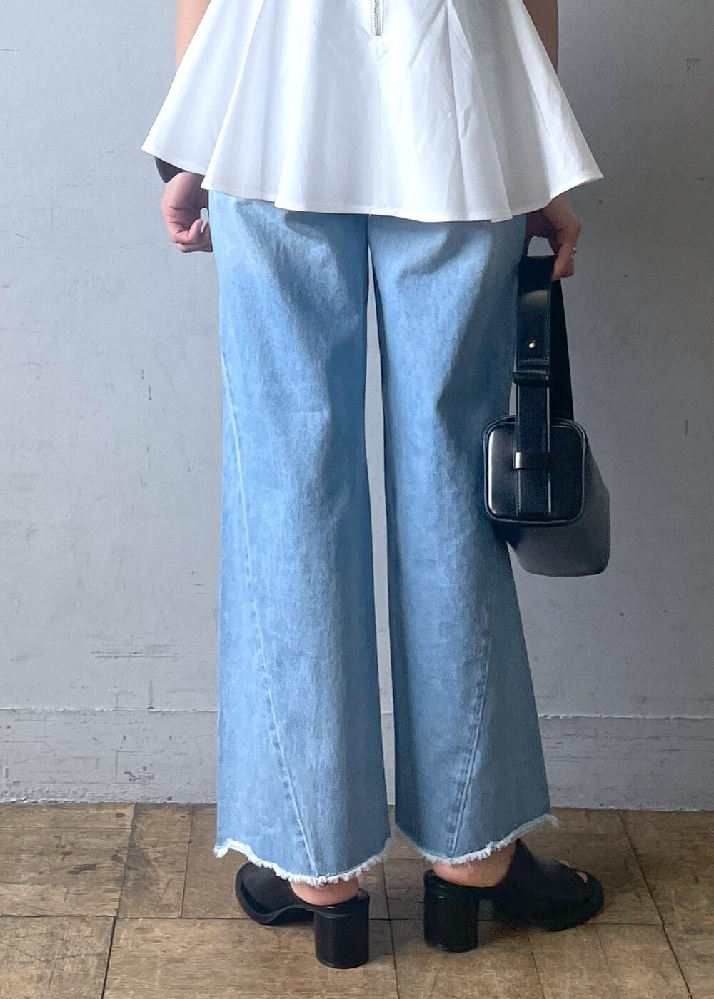 「healthy denim、ヘルシーデニム、春コーデ、お出かけコーデ、大人カジュアル、パンツスタイル、シンプルコーデ、きれいめコーデ、ADAM ET ROPÉ、ナチュラル、イエベ秋、混合、高身長、トップス、ニット/セーター」|「ADAM ET ROPE'のボックスミニショルダーバッグ(ハンドバッグ、ブラック系)」を使った、KIKUCHIさん(レディース・167cm)の春コーディネートの9枚目の写真