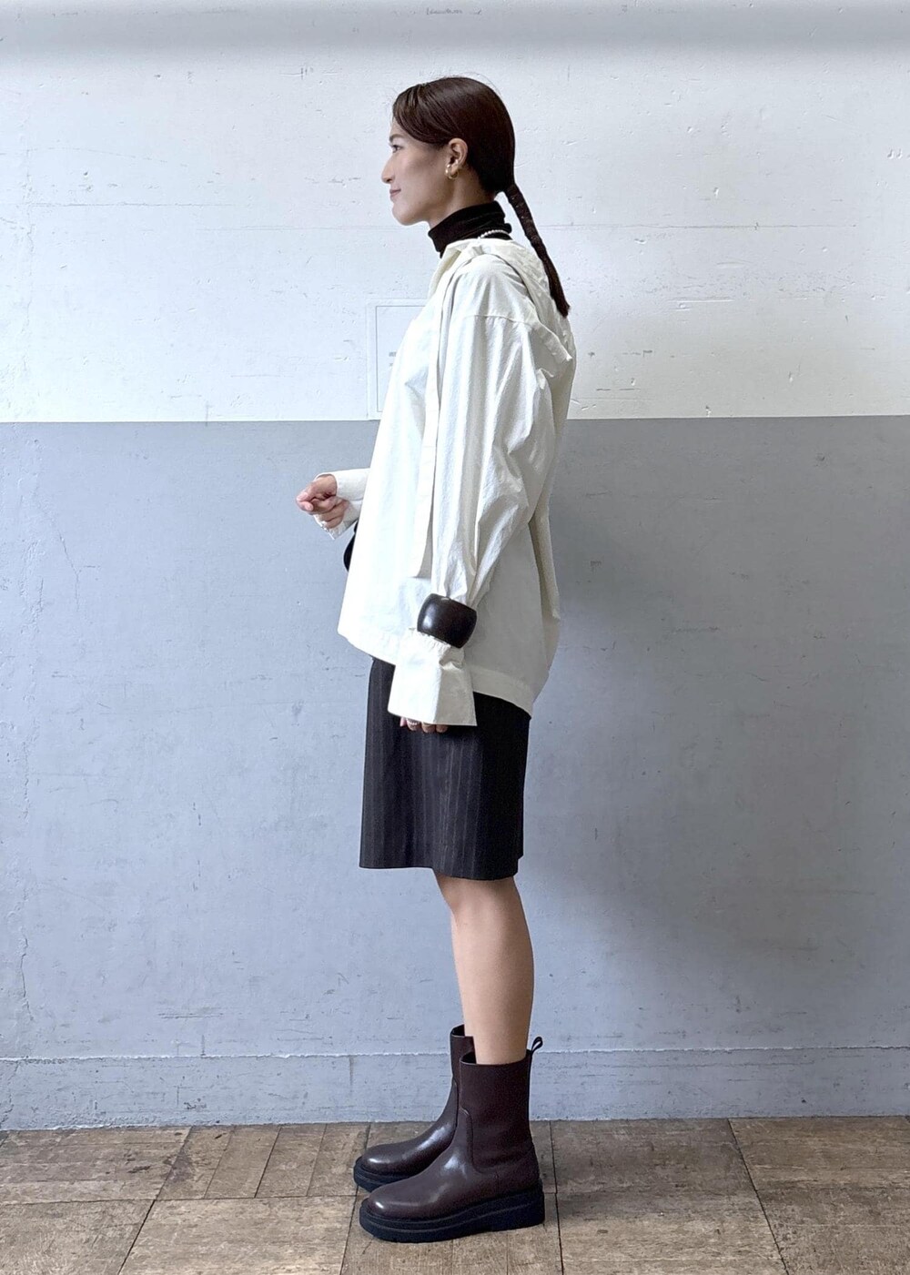 ホワイト系のシャツ/ブラウス、ブラウン系のTシャツ/カットソー、ブラウン系のその他パンツを着用したレディースの秋コーディネートの2枚目の写真