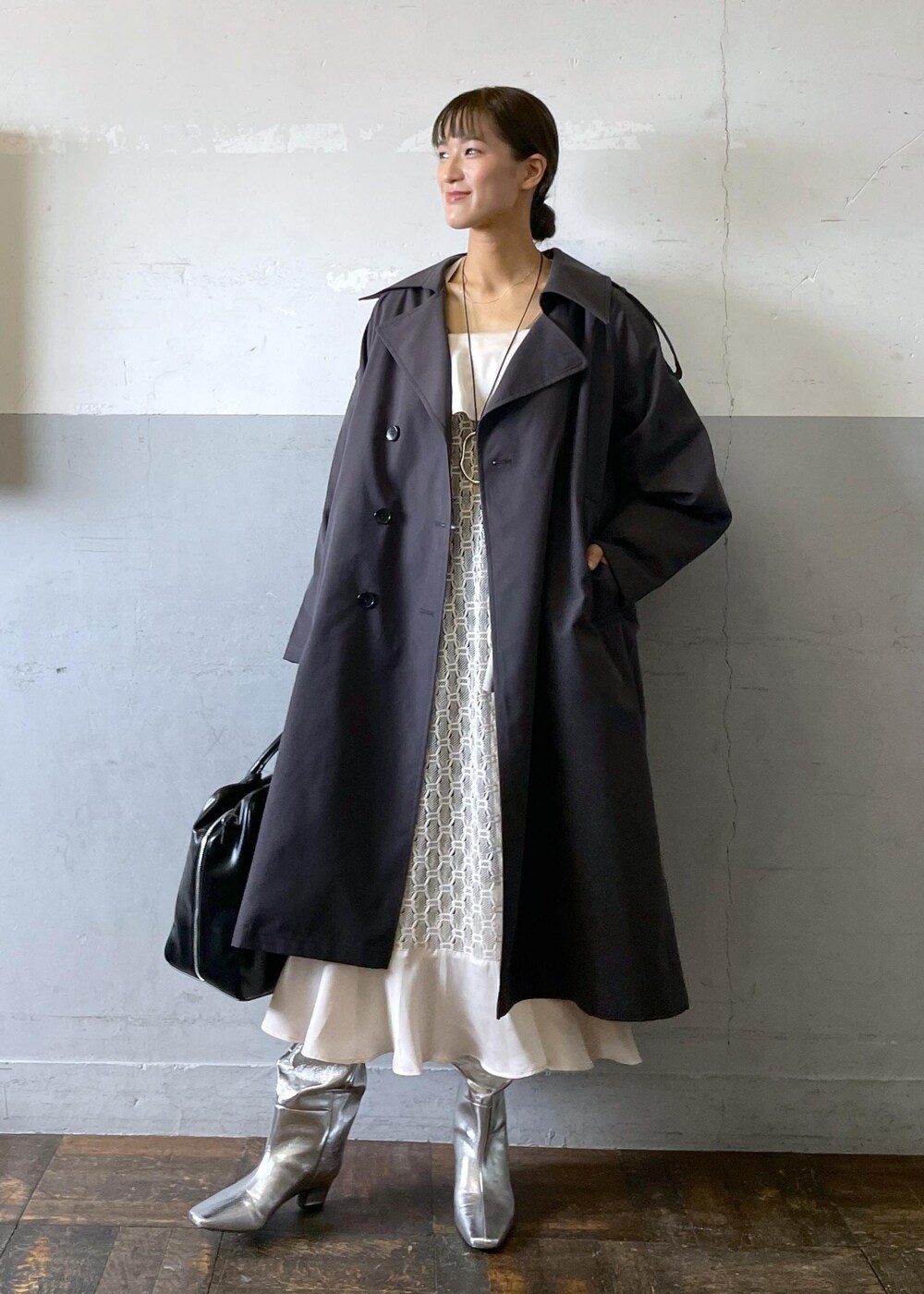 「ショルダーバッグ、シルバーブーツ、ロングブーツ、バングル、シルバーネックレス、レース、タンクトップ、ADAM ET ROPÉ、FEMME、高身長、骨格ナチュラル、イエベ、カジュアル、大人カジュアル、レイヤード」|「ADAM ET ROPE'のドルマンオーバートレンチコート(トレンチコート、ブラック系)」を使った、KIKUCHIさん(レディース・167cm)の秋コーディネートの2枚目の写真