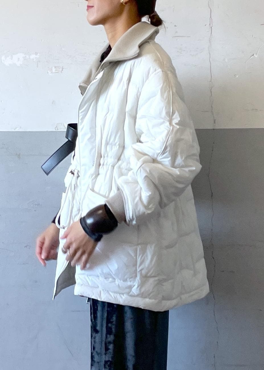 「ラコステ、キルティング、初冬コーデ、冬コーデ、お出かけコーデ、旅行コーデ、大人カジュアル、スカートスタイル、別注アイテム、ADAM ET ROPÉ、ナチュラル、イエベ秋、混合、高身長、トップス」｜「ADAM ET ROPE'の【サステナブル】ドロストキルティングブルゾン（ブルゾン、ホワイト系）」を使った、KIKUCHIさん（レディース・167cm）の秋コーディネートの6枚目の写真