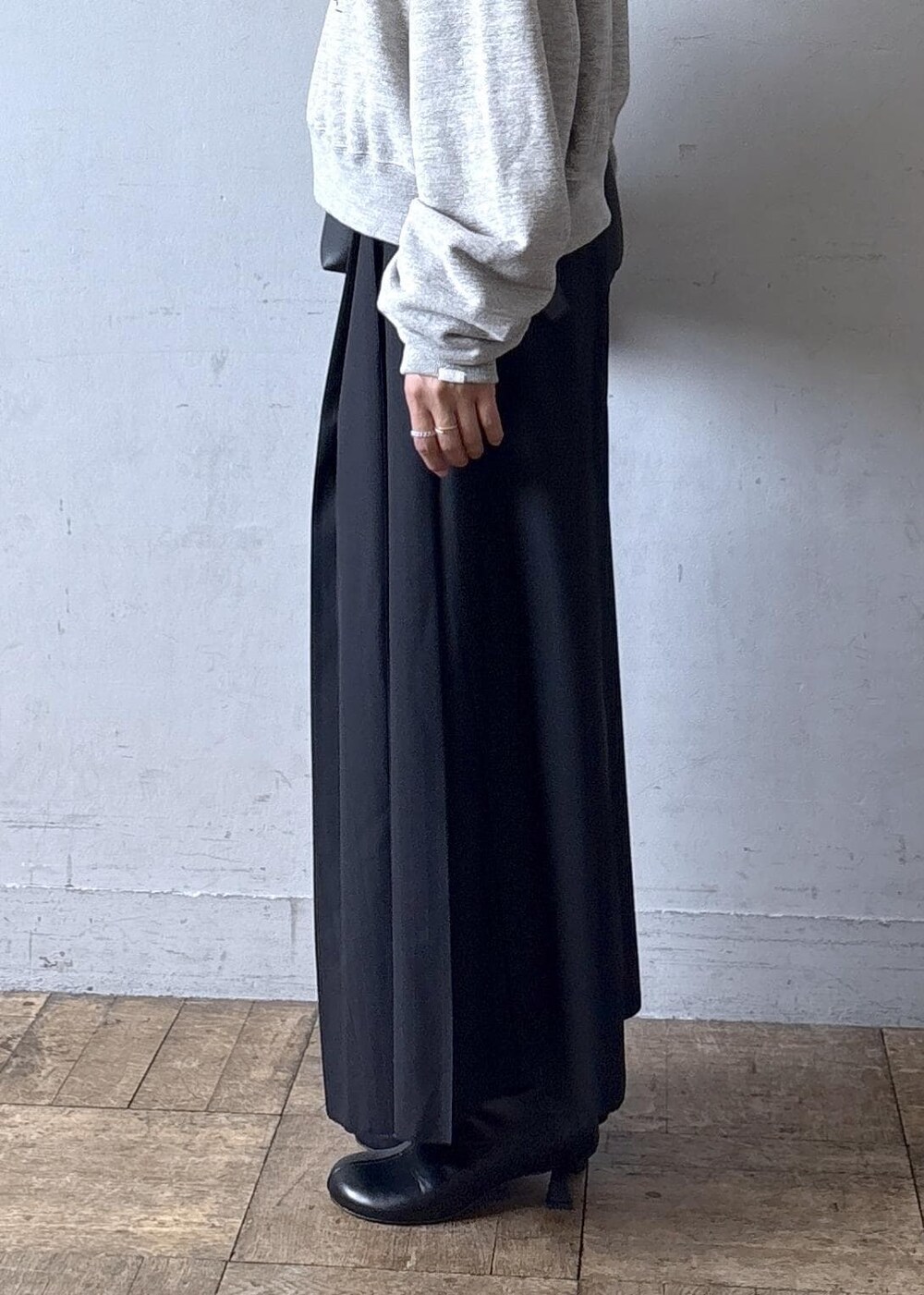 ブラック系のショルダーバッグ、ブラック系のブーツ、ブラック系のスカートを着用したレディースの秋コーディネートの8枚目の写真