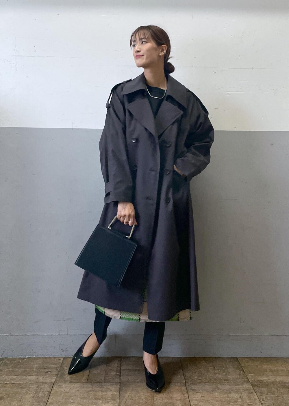 「バングル、グレー、長袖、ロング、コート、チェック、オーバーサイズ、パンプス、ADAM ET ROPÉ、FEMME、高身長、骨格ナチュラル、イエベ、きれいめカジュアル、カジュアル」｜「ADAM ET ROPE'のドルマンオーバートレンチコート（トレンチコート、ブラック系）」を使った、KIKUCHIさん（レディース・167cm）の秋コーディネートの4枚目の写真