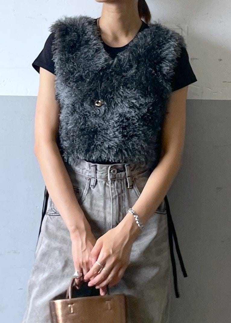 「ヘインズ、Hanes、フェザー、Tシャツ、半袖、デニム、ゴールド、フラット、夏コーデ、お出かけコーデ、大人カジュアル、レイヤード、パンツスタイル、ADAM ET ROPÉ、ナチュラル」|「ADAM ET ROPE'のダブルポケット2wayバッグ(ハンドバッグ、その他)」を使った、KIKUCHIさん(レディース・167cm)の夏コーディネートの5枚目の写真
