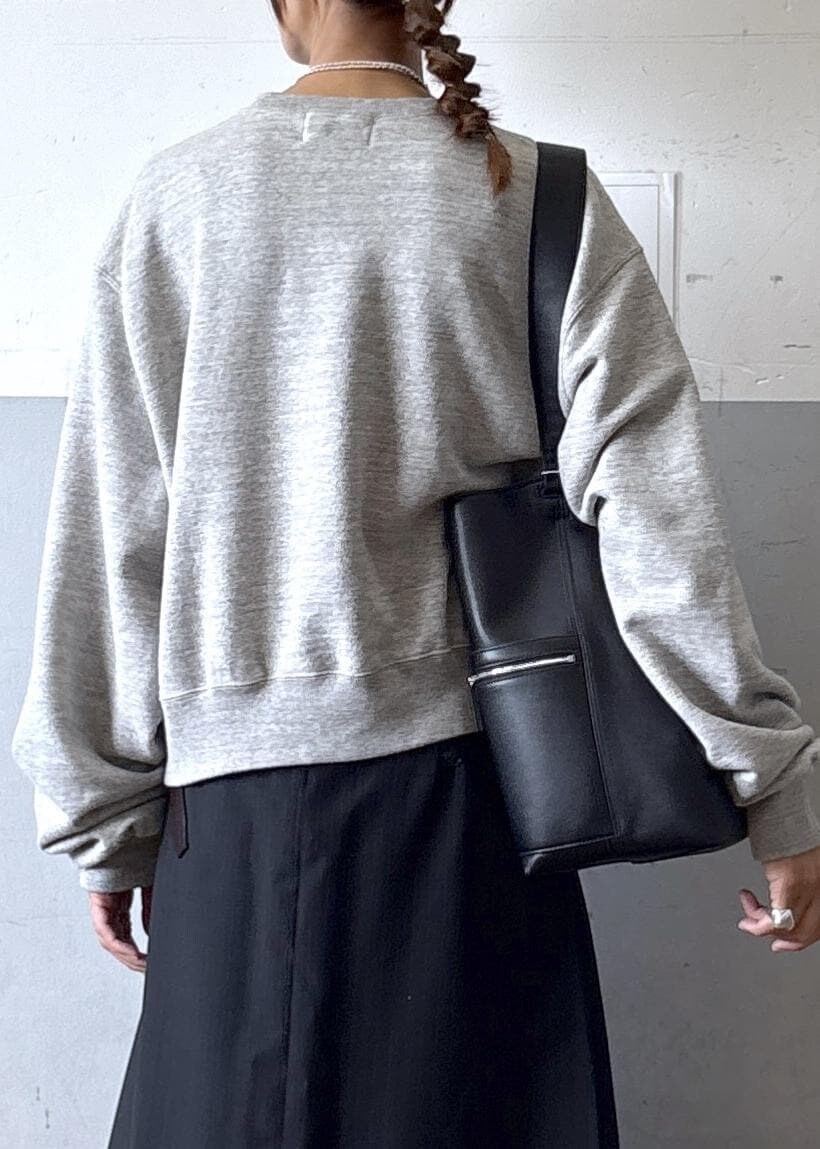 ブラック系のショルダーバッグ、ブラック系のブーツ、ブラック系のスカートを着用したレディースの秋コーディネートの6枚目の写真