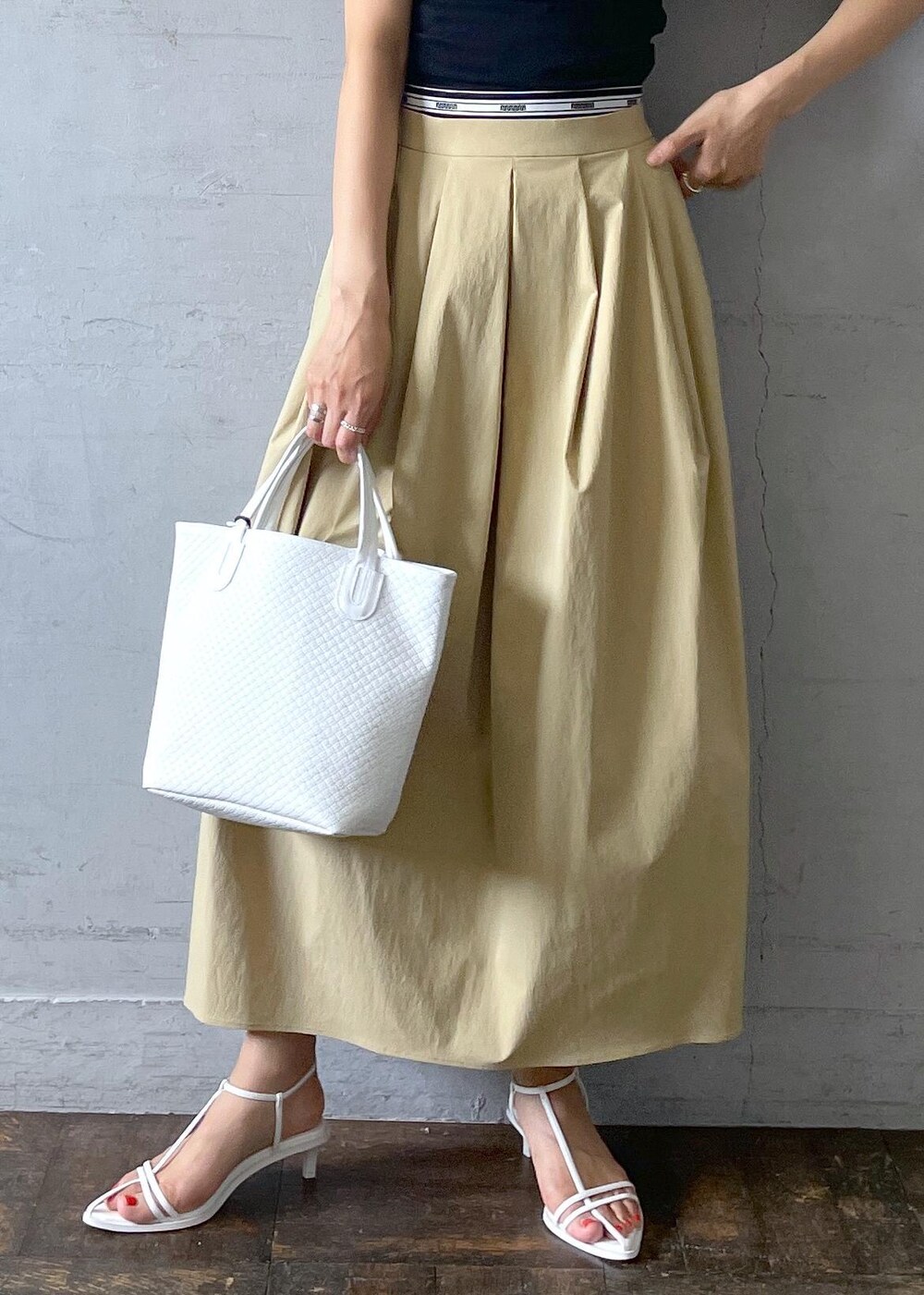 「24SS夏の新作、チェーンネックレス、シルバーネックレス、フレアスカート、NOMADIS、ノマディス、ADAM ET ROPÉ、FEMME、高身長、骨格ナチュラル、イエベ、きれいめカジュアル、レイヤード、セットアイテム、夏」｜「ADAM ET ROPE'のナローラインサンダル（サンダル、ホワイト系）」を使った、KIKUCHIさん（レディース・167cm）の春コーディネートの6枚目の写真