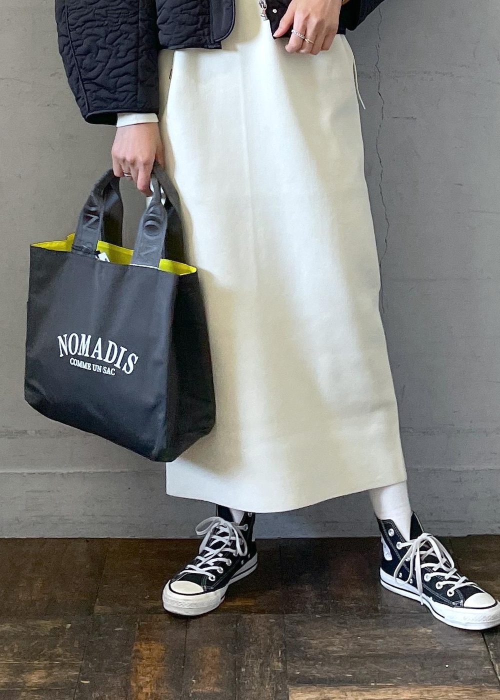 ホワイト系のワンピース、ブラック系のブルゾン、グレー系のハンドバッグを着用したレディースの冬コーディネートの7枚目の写真