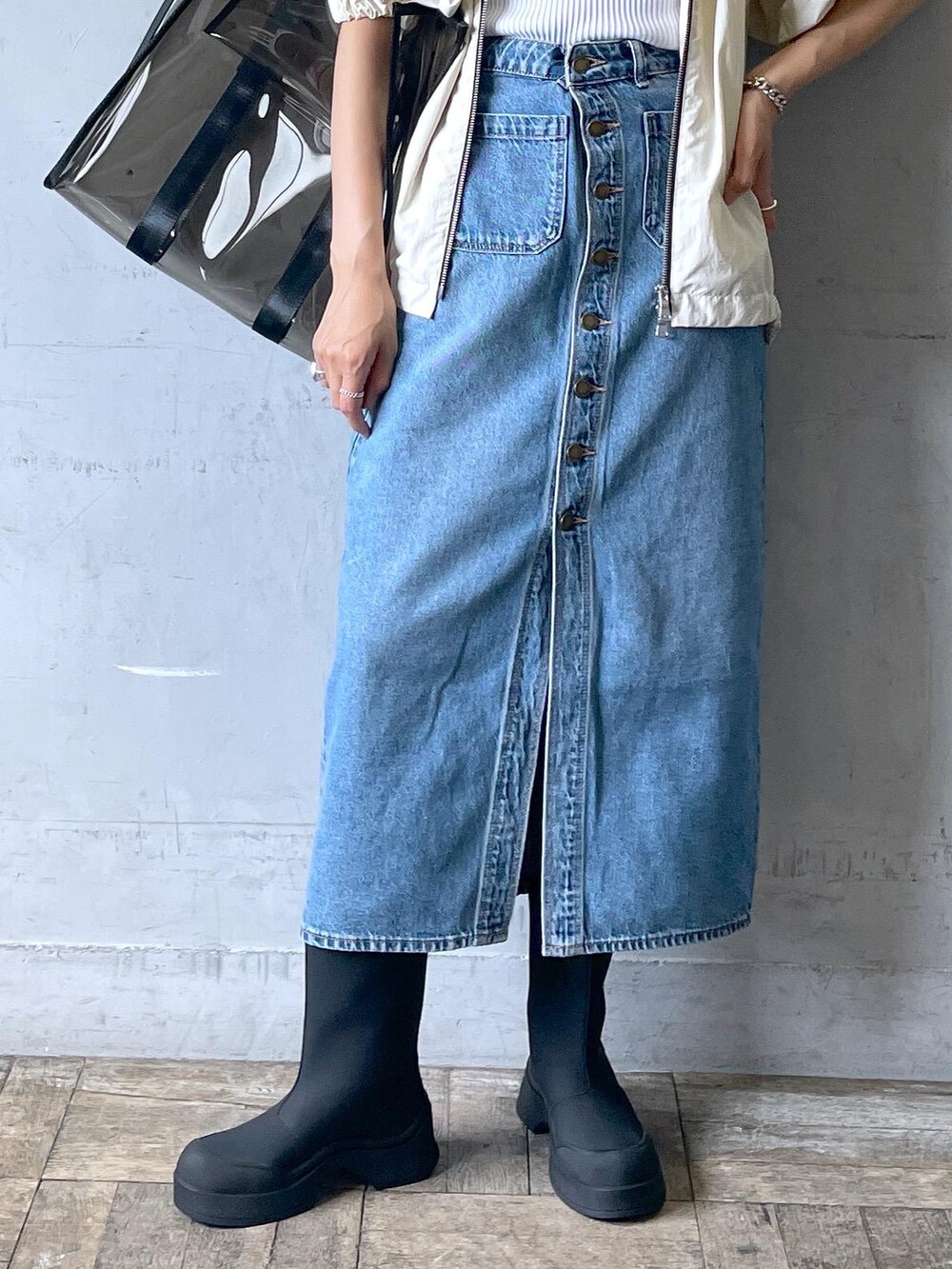 「KNOWHOW jewelry、ノウハウジュエリー、イヤーカフ、チェーンネックレス、TanC TOKYO、タンクトウキョウ、タンクトップ、リブ、ブーツ、レインブーツ、レインパーカー、rolla’s、ローラスデニム、デニムスカート、24SS夏の新作」|「ADAM ET ROPE'のコネクトチェーンネックレス(ネックレス、シルバー系)」を使った、KIKUCHIさん(レディース・167cm)の夏コーディネートの7枚目の写真