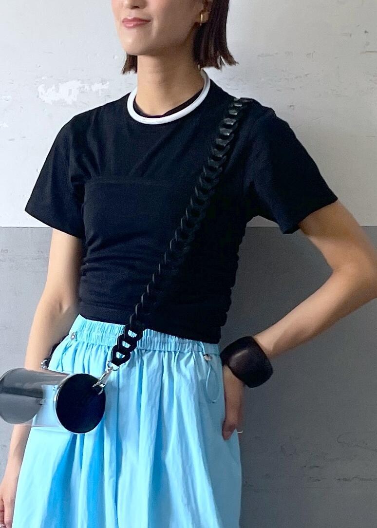 「24SS夏の新作、撥水加工、UVカット、ADAM ET ROPÉ、FEMME、高身長、骨格ナチュラル、イエベ、カジュアル、大人カジュアル、SETアイテム、夏、夏コーデ、夏ファッション、ビビッドカラー」|「ADAM ET ROPE'のプラットフォームトングサンダル(サンダル、シルバー系)」を使った、KIKUCHIさん(レディース・167cm)の春コーディネートの4枚目の写真