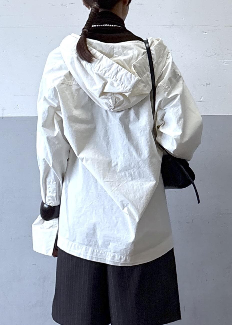 ホワイト系のシャツ/ブラウス、ブラウン系のTシャツ/カットソー、ブラウン系のその他パンツを着用したレディースの秋コーディネートの6枚目の写真