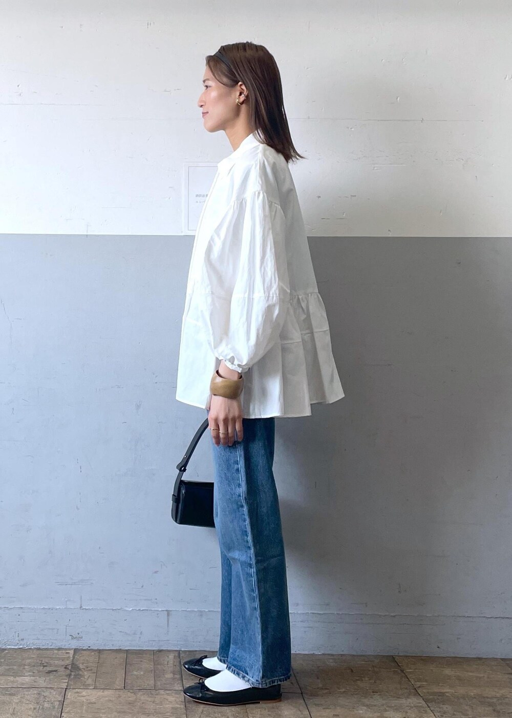 「Levi's、リーバイス、BIOTOP、ビオトープ、HEARMYNAME、ヒアマイネーム、初春コーデ、春コーデ、お出かけコーデ、旅行コーデ、大人カジュアル、パンツスタイル、ADAM ET ROPÉ、ナチュラル、イエベ秋」|「ADAM ET ROPE'のボックスミニショルダーバッグ(ハンドバッグ、ブラック系)」を使った、KIKUCHIさん(レディース・167cm)の春コーディネートの3枚目の写真