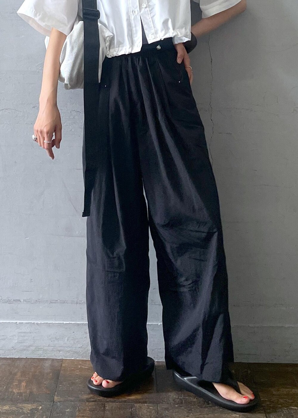 「24SS夏の新作、TAW&TOE、トーアンドトー、キャミソール、ナイロンパンツ、ショルダーバッグ、メッシュ、シャツブラウス、ADAM ET ROPÉ、FEMME、高身長、骨格ナチュラル、イエベ、カジュアル、大人カジュアル」|「ADAM ET ROPE'のカップ付きリブニットキャミソール(キャミソール、ブルー系)」を使った、KIKUCHIさん(レディース・167cm)の春コーディネートの8枚目の写真