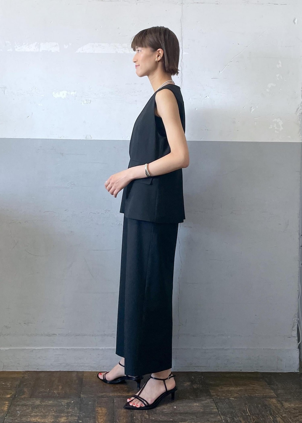 「スティーヌゴヤ、STINE GOYA、ペプラム、24SS夏の新作、パール、バングル、ショルダーバッグ、ワンピース、Vネック、サンダル、ADAM ET ROPÉ、FEMME、高身長、骨格ナチュラル、イエベ」｜「ADAM ET ROPE'のウェービーバングル（バングル/リストバンド、シルバー系）」を使った、KIKUCHIさん（レディース・167cm）の春コーディネートの3枚目の写真