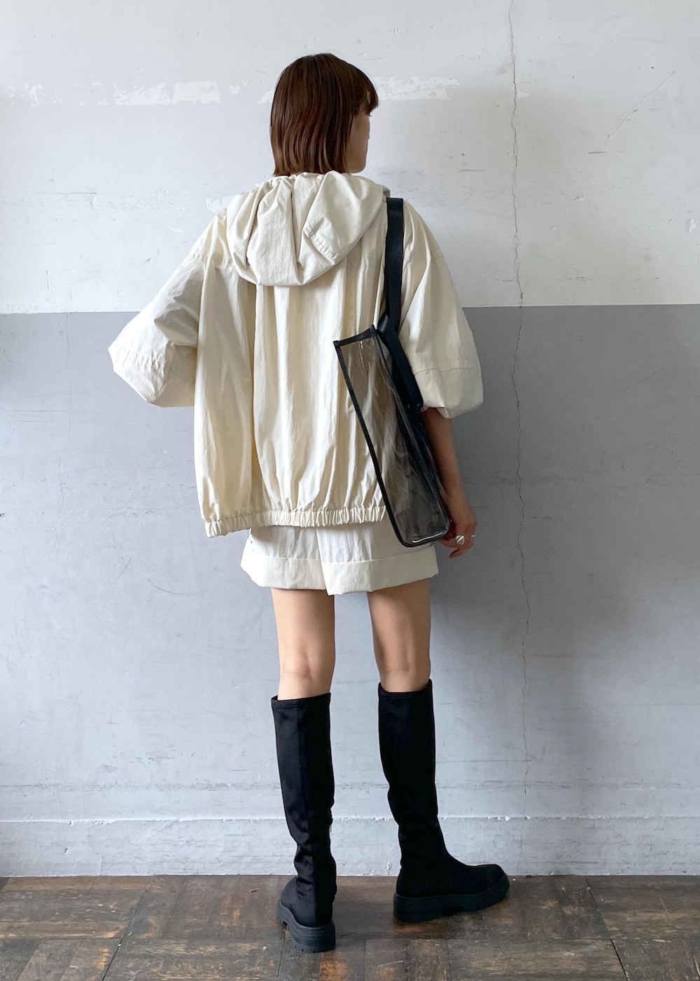 「レミレリーフ、REMI RELIEF、レインブーツ、レイン、24SS夏の新作、撥水加工、トートバッグ、セットアップ、Tシャツ、ショートパンツ、膝上丈、ADAM ET ROPÉ、FEMME、高身長、骨格ナチュラル」|「ADAM ET ROPE'のウォータープルーフソックスロングブーツ(ブーツ、ブラック系)」を使った、KIKUCHIさん(レディース・167cm)の夏コーディネートの3枚目の写真