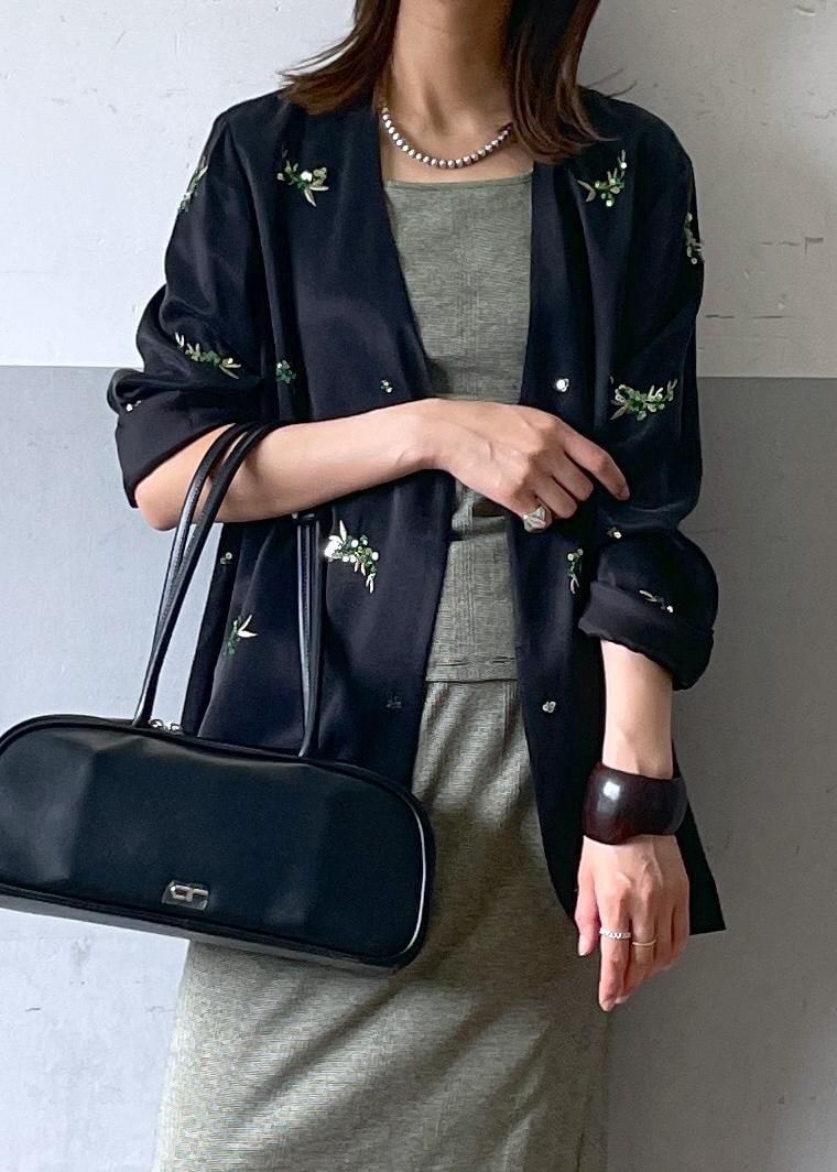 「初夏コーデ、お出かけコーデ、ADAM ET ROPÉ、ナチュラル、イエベ秋、混合、高身長、トップス、タンクトップ、ジャケット/アウター、ノーカラージャケット、スカート、バッグ、ボストンバッグ、シューズ」|「MILLERの【Miller for ADAM ET ROPE'】別注 Skirt(スカート、グリーン系)」を使った、KIKUCHIさん(レディース・167cm)の春コーディネートの4枚目の写真
