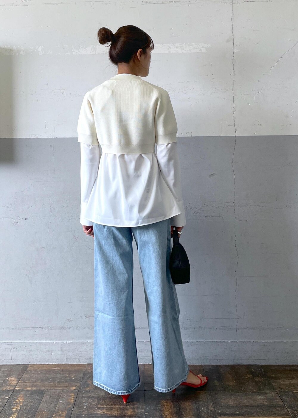 「GANNI、ガニー、リーバイス、Levi's、BIOTOP、チェーンネックレス、24SS春の新作、サンダル、ハンドバッグ、クルーネック、デニム、ADAM ET ROPÉ、FEMME、骨格ナチュラル、イエベ」｜「ADAM ET ROPE'のオーバルチェーンネックレス（ネックレス、ゴールド系）」を使った、KIKUCHIさん（レディース・167cm）の春コーディネートの4枚目の写真