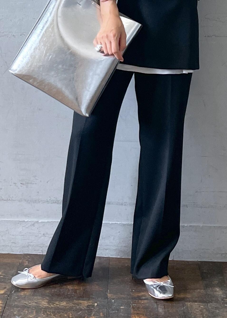 シルバー系のバレエシューズ、シルバー系のトートバッグ、ブラック系のベストを着用したレディースの夏コーディネートの7枚目の写真