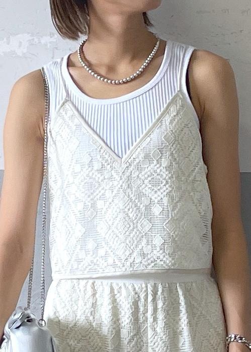 「JAPAN LACE、ジャパンレース、タンクトウキョウ、TanC TOKYO、レースキャミソール、レースパンツ、ホワイト、シルバー、ハンドバッグ、ミニ、チェーンバッグ、ショルダー、レース、総柄、セットアップ」|「ADAM ET ROPE'の【サステナブル】ナロークロスストラップサンダル(サンダル、シルバー系)」を使った、KIKUCHIさん(レディース・167cm)の夏コーディネートの5枚目の写真