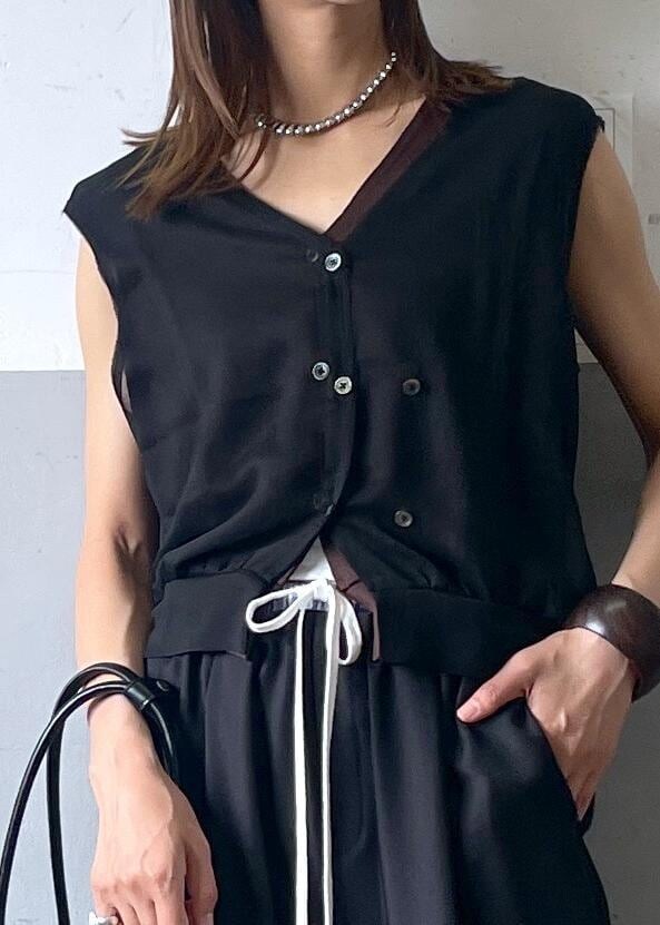 ブラック系のボストンバッグ、ホワイト系のパンプス、ブラック系のスラックスを着用したレディースの夏コーディネートの4枚目の写真