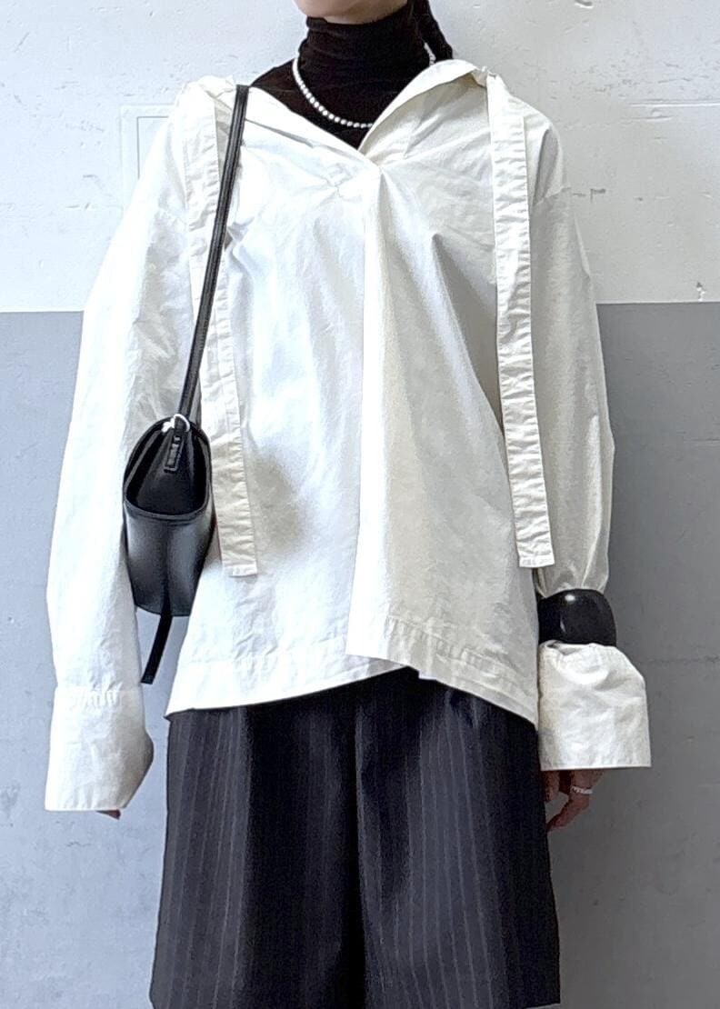 ホワイト系のシャツ/ブラウス、ブラウン系のTシャツ/カットソー、ブラウン系のその他パンツを着用したレディースの秋コーディネートの4枚目の写真