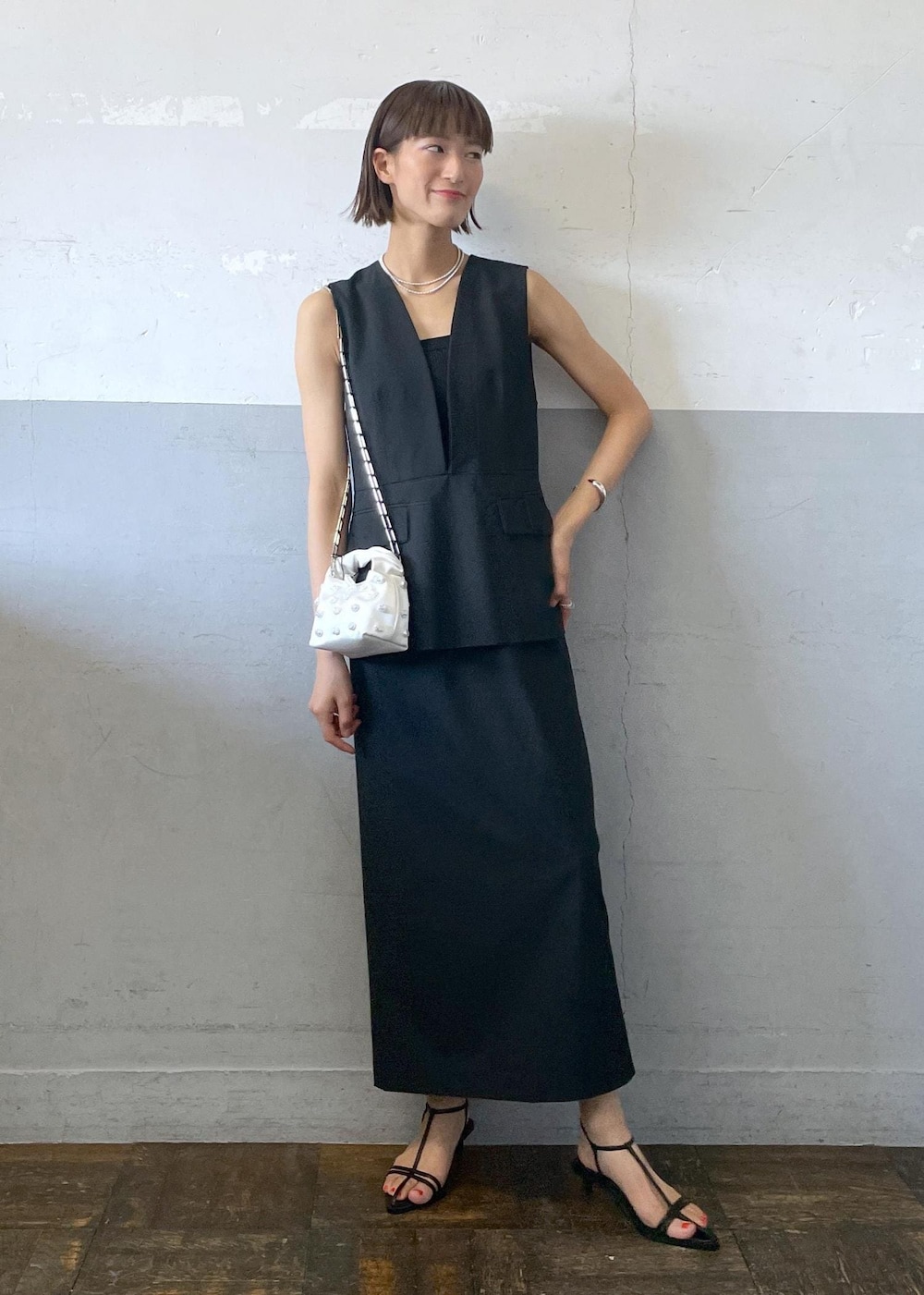 「スティーヌゴヤ、STINE GOYA、ペプラム、24SS夏の新作、パール、バングル、ショルダーバッグ、ワンピース、Vネック、サンダル、ADAM ET ROPÉ、FEMME、高身長、骨格ナチュラル、イエベ」｜「ADAM ET ROPE'のウェービーバングル（バングル/リストバンド、シルバー系）」を使った、KIKUCHIさん（レディース・167cm）の春コーディネートの2枚目の写真