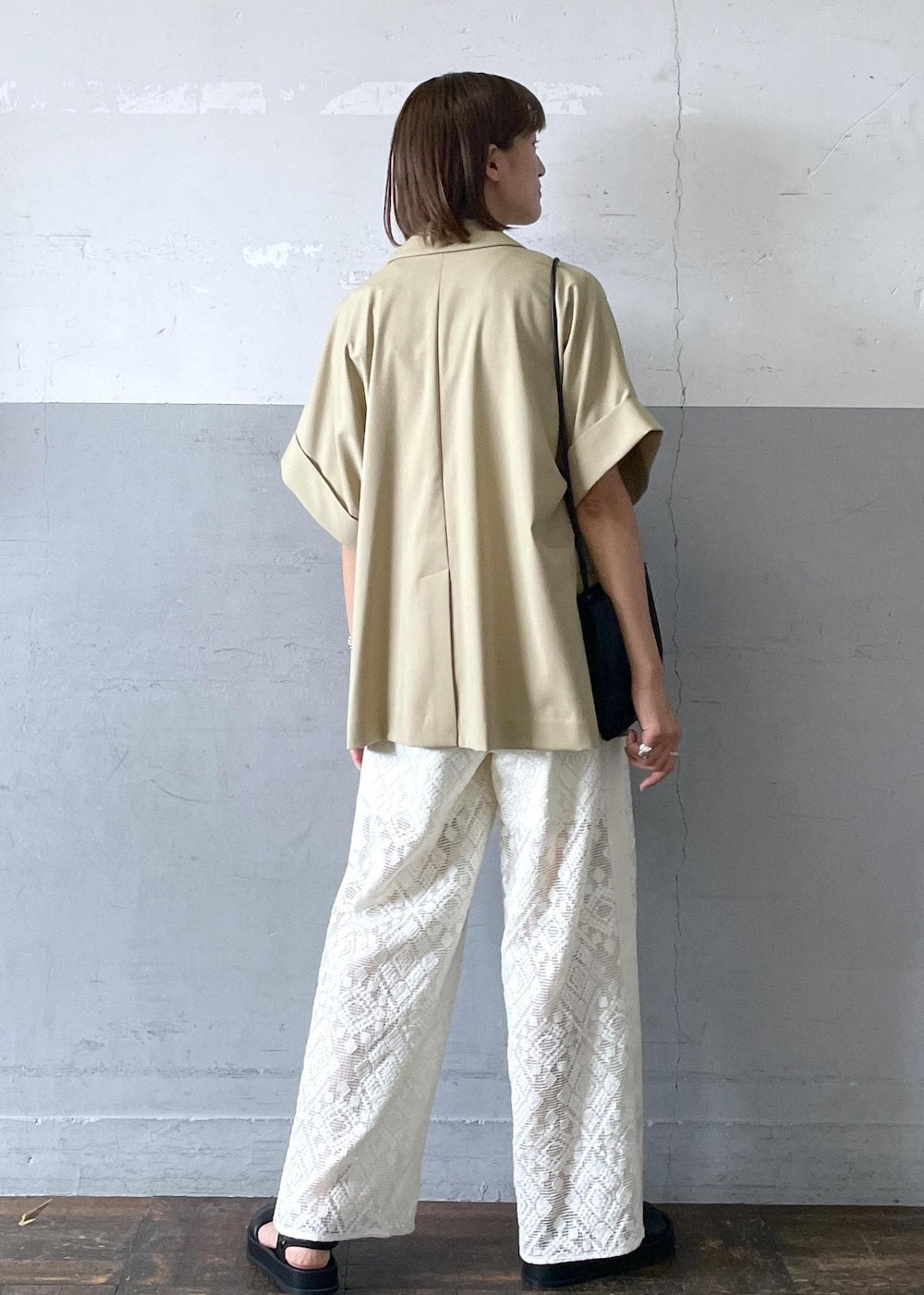「TanC TOKYO、タンクトウキョウ、ベージュ、ジャケット、半袖、オーバーサイズ、ドロップショルダー、ホワイト、ワイド、レース、総レース、透かし編み、夏コーデ、初秋コーデ、大人カジュアル」|「ADAM ET ROPE'のボリュームパテッドスポサン(サンダル、ブラック系)」を使った、KIKUCHIさん(レディース・167cm)の夏コーディネートの4枚目の写真