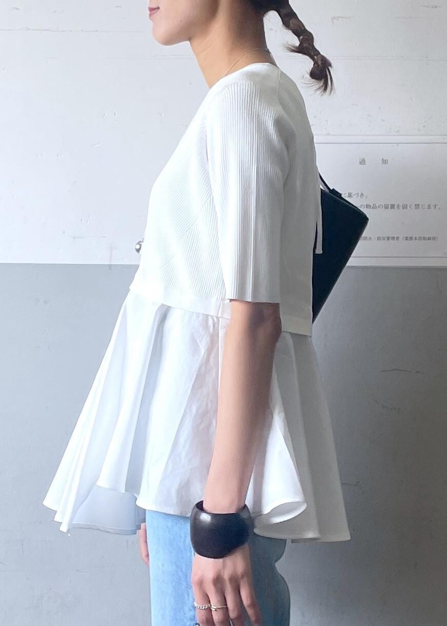 「healthy denim、ヘルシーデニム、春コーデ、お出かけコーデ、大人カジュアル、パンツスタイル、シンプルコーデ、きれいめコーデ、ADAM ET ROPÉ、ナチュラル、イエベ秋、混合、高身長、トップス、ニット/セーター」|「ADAM ET ROPE'のボックスミニショルダーバッグ(ハンドバッグ、ブラック系)」を使った、KIKUCHIさん(レディース・167cm)の春コーディネートの5枚目の写真