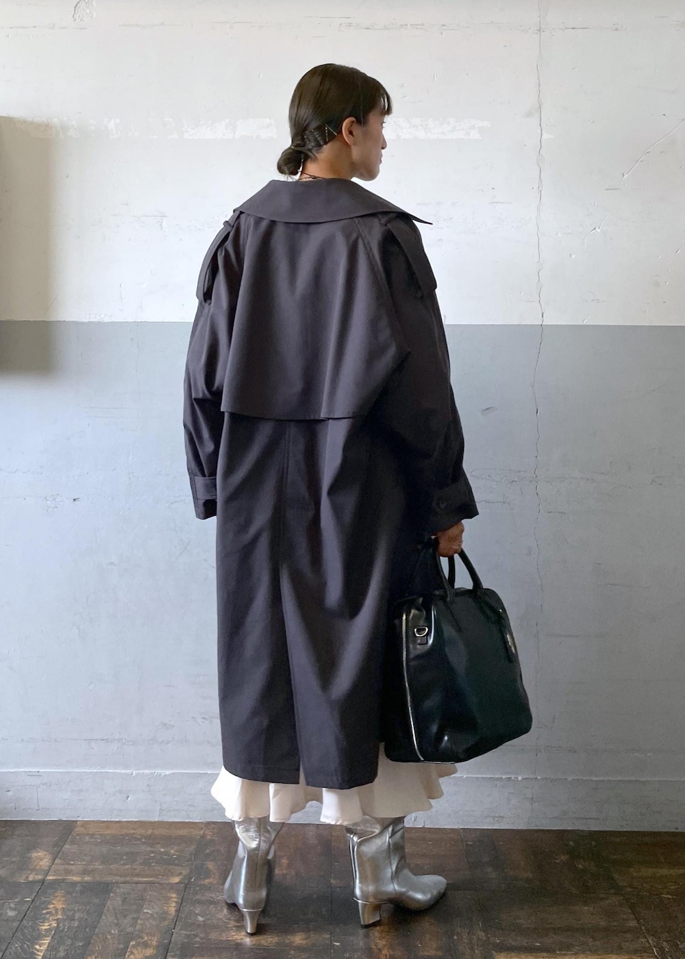 「ショルダーバッグ、シルバーブーツ、ロングブーツ、バングル、シルバーネックレス、レース、タンクトップ、ADAM ET ROPÉ、FEMME、高身長、骨格ナチュラル、イエベ、カジュアル、大人カジュアル、レイヤード」|「ADAM ET ROPE'のドルマンオーバートレンチコート(トレンチコート、ブラック系)」を使った、KIKUCHIさん(レディース・167cm)の秋コーディネートの4枚目の写真