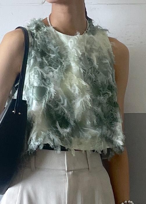 ホワイト系のサンダル、ベージュ系のスカート、グリーン系のTシャツ/カットソーを着用したレディースの夏コーディネートの4枚目の写真