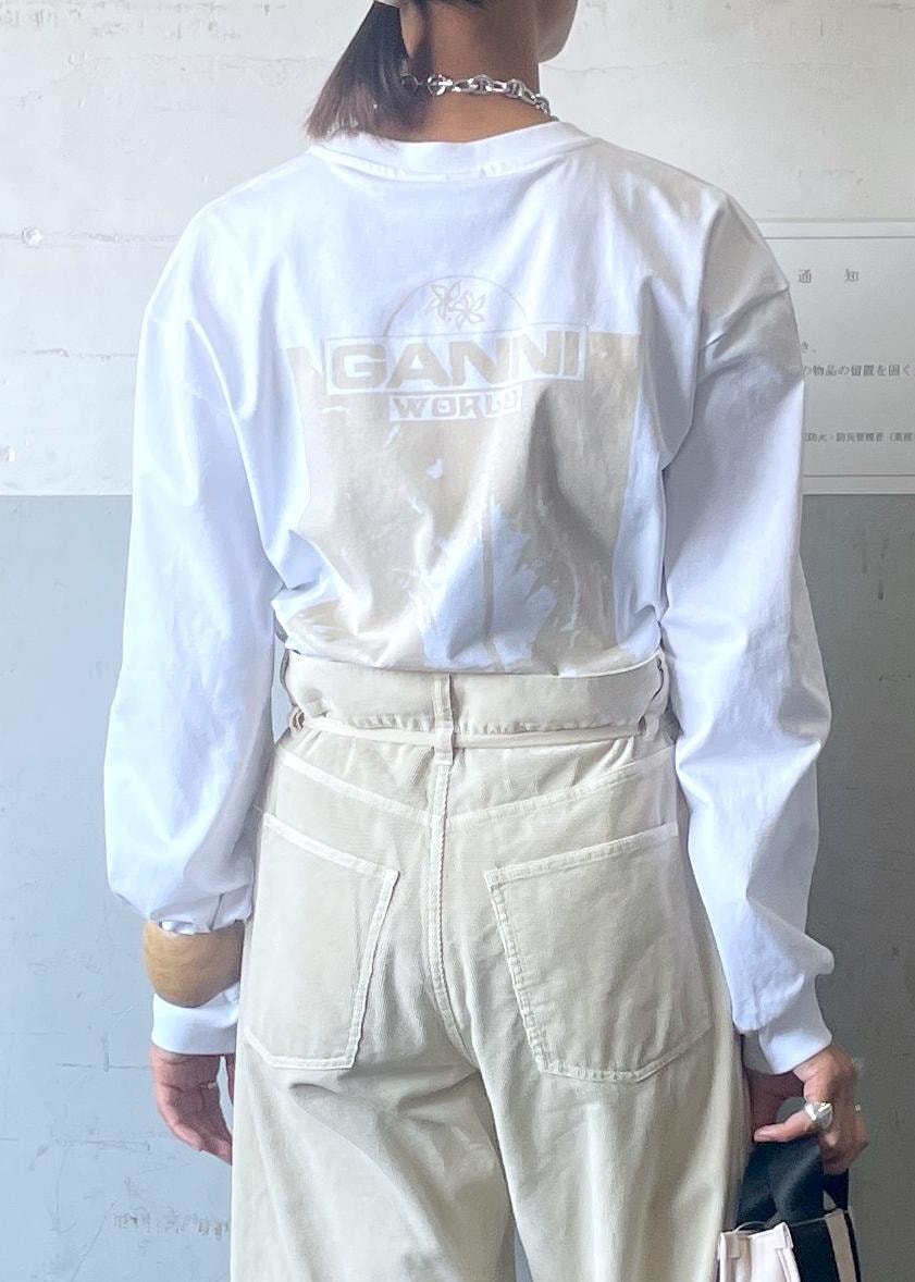「チェーンネックレス、GANNI、ガニー、ウエッジソール、ボレロ、コーデュロイ、コーデュロイパンツ、ニット、長袖、クルーネック、ポインテッドトゥ、初秋コーデ、お出かけコーデ、女子会コーデ、レイヤード」|「ADAM ET ROPE'のアイレットボレロカーディガン(カーディガン/ボレロ、ホワイト系)」を使った、KIKUCHIさん(レディース・167cm)の秋コーディネートの8枚目の写真