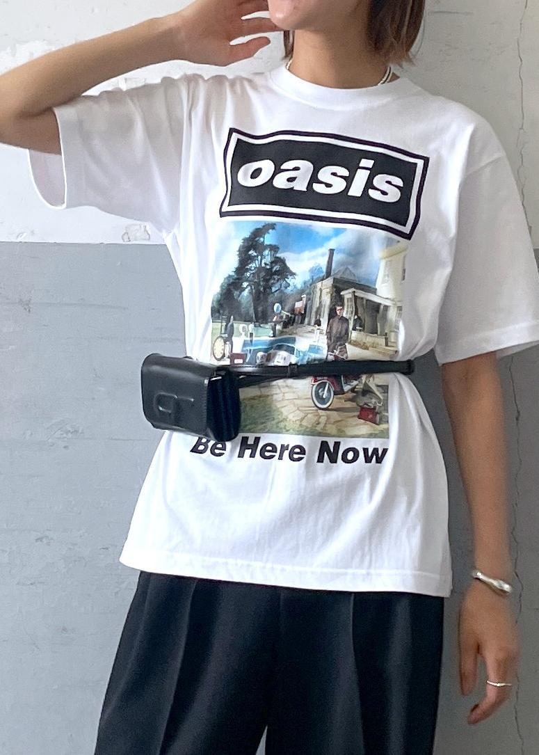 「オアシス、oasis、プリントT、PAES、ペイズ、リカバリーサンダル、ベルト、バングル、Tシャツ、夏コーデ、お出かけコーデ、大人カジュアル、パンツスタイル、体型カバー、カジュアルコーデ」｜「ADAM ET ROPE'のウェービーバングル（バングル/リストバンド、シルバー系）」を使った、KIKUCHIさん（レディース・167cm）の夏コーディネートの6枚目の写真