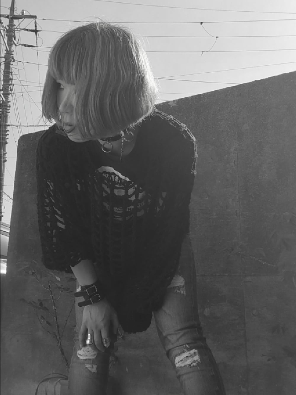 「パンク、punk、ロック、rock、ダメージデニムパンツ」｜「SoLzOnのアイテム（ニット/セーター、ブラック系）」を使った、リィコさん（レディース・160cm）の春コーディネートの3枚目の写真